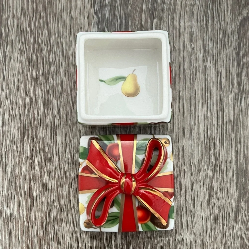 Holiday‎ trinket box